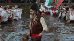 Uprkos zabrani, tradicija nije prekinuta ni tokom pandemije koronavirusa. Slično kao i kod nas, tokom poslednjih godina primetan je povećan broj mladih učesnika od kojih značajan broj pripada navijačkim grupama.