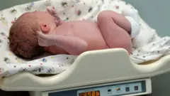 Foto de arquivo de bebê sendo pesado