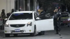 الشرطة في مسرح جريمة قتل يُزعم أنها على يد عصابة في السلفادور