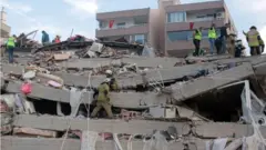 Edificio derrumbado en Esmirna.