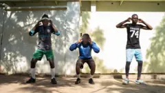 Ubwo ingamba za 'guma mu rugo' zarangiraga mu Rwanda ku wa mbere w'iki cyumweru, aba bagabo na bo babonye akanya ko gukora imyotozo ngororangingo bari mu gicucu cy'ibiti