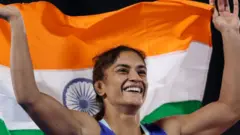 அடுத்ததாக மல்யுத்தத்தில் வினீஷ் போகத் தங்கம் வென்றார். அதுமட்டுமன்றி, தொடர்ந்து மூன்றாவது முறையாக காமன்வெல்த் போட்டிகளில் தங்கம் வென்ற முதல் பெண் என்ற பெருமையியும் பெற்றார்.