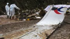 廣西梧州藤縣中國東航MU5735墜機現場一塊疑似機翼殘件（新華社圖片26/3/2022）