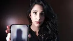 रिपोर्टर मोनिका प्लाहा हाथ में धुंधली की गई एक तस्वीर