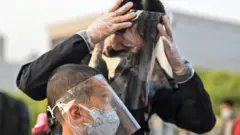 武漢解封後，外上的市民都戴上防護裝備。