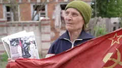 Женщина с красным флагом