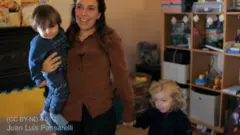 محامية أسانج مع أطفاله