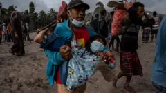 বাচ্চাকে নিয়ে পালাচ্ছেন এক ব্যক্তি