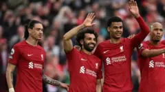 صلاح يحتفل مع زملائه بهدفه في برينتفورد