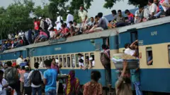 এ বছরের অগাস্টে কোরবানি ঈদের সময় ছাদ ভর্তি মানুষ