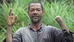 Mkulima mmoja Kisiwani Pemba, alinusurika kifo baada ya kupigwa na mapanga mwili mzima na ndugu yake ambaye alimkuta akimuibia ndizi shambani.