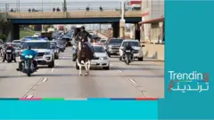 "كاوبوي" يسير بحصانه وسط السيارات على طريق سريعة في أمريكا