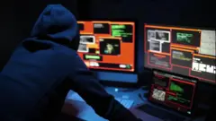 Photo d'une personne regardant des écrans d'ordinateur