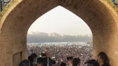 نمایی از تجمع امروز از روی پل خواجو که یکی از شهروندان اصفهان ثبت کرده است