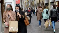 يحب الناس "الفرجة على البضائع" في المتاجر لأسباب شتى، تتنوع ما بين لقاء الأصدقاء وصرف الذهن عن مشكلات قد تشغل بالهم