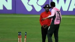 আম্পায়ার ইমরান পারভেজের দিকে তেড়ে যান ও বিতণ্ডায় জড়াতেও দেখা গেছে সাকিব আল হাসানকে