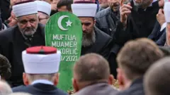 Kavazović je u obraćanju istakao da Zukorlić nikoga nije ostavljao ravnodušnim kao i da je uživao veliko poštovanje i među protivnicima.