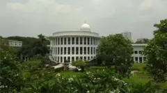 হাইকোর্ট দশ বছর সাজা বহাল রেখে আত্মসমর্পন করতে বলেছে হাজী সেলিমকে।