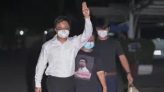 อานนท์ นำภา ชูสามนิ้ว