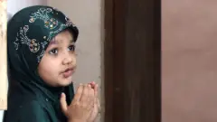 રમજાનના પવિત્ર મહિનામાં અમદાવાદમાં એક બાળકી ઘરે જ ઇબાદત કરી રહી છે.