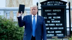 Trump con una biblia en la mano