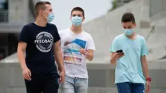 Ingimbi zambaye agapfukamunwa i Belgrade muri Serbia