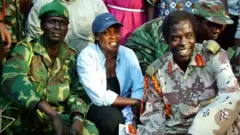 बेट्टी बिगोम्बे आणि ब्रिग सॅम कोलो (उजव्या बाजूला)