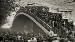 از متن: ز آغاز دهه ۴۰ تا اواخر دهه ۶۰ به مدت حدود ۲۵ سال ایران زیر نگین راستگرایان چپ‌نما بوده است (تحت شعارهای سوسیالیستی عدالت اجتماعی)