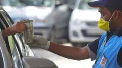 પેટ્રોલ પમ્પ પર ખરીદવેચાણની તસવીર