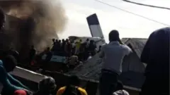 Abantu bashungereye ahabereye iyo mpanuka bagerageza gufasha uwaba yayirokotse