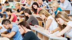 英國大學擴大速度過快，但師資隊伍跟不上也影響了教學質量。