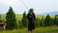 Жінка біля поля
