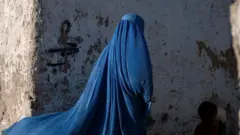 புதிய கட்டுப்பாடுகளின் தாக்கத்தை உணர்ந்த சில பெண்கள் தங்கள் பாதுகாப்பைப் பணயம் வைத்துக் குரல் கொடுக்கின்றனர்