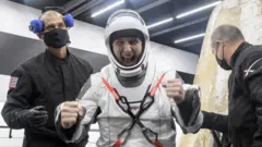 Майкл Хопкинс выходит из капсулы
