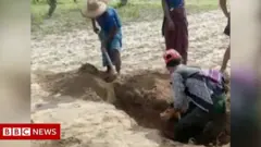 Walioteswa na kuuawa walizikwa kwenye makaburi yenye kina kifupi