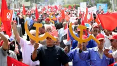 Članovi iračke Komunističke partije uzvikuju slogane i nose komunističke zastave i simbole na demonstracijama 1. maja u Bagdadu, u Iraku.,01 May 2018.