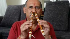 पेशाले केमिस्ट (रसायनशास्त्री) दीपकप्रसाद दाहाल नाकको प्वालबाट मुरली बजाउन पोख्त छन्। 'प्रतिभा भनेको अनौठो नै मान्छेले मन पराउँछ नि त!' उनी भन्छन्। एक भिडिओ।