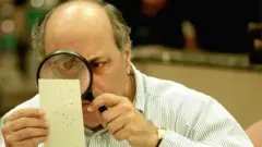 Inspección de una papeleta electoral en Florida, 2004