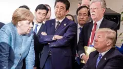 2018ஆம் ஆண்டின் ஜி7 மாநாட்டில் அமெரிக்க அதிபர் டிரம்ப், ஏங்கலா மெர்கல் உள்ளிட்ட தலைவர்கள்