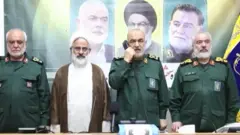 General Major Husein Salami (drugi zdesna) snimljen je kako izdaje naređenje za raketni napad Irana na Izrael iz ratne sobe