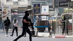 مسلحين فلسطينيين في مواجهة القوات الإسرائيلية في مخيم جنين