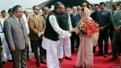 19 मार्च, 1972 तेजगांव हवाई अड्डे पर इंदिरा गांधी को विदा करते शेख़ मुजीब.