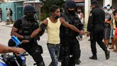 Afrocubano, detenido por la policía en Cuba.