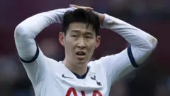 Son Heung-min photographié avec les mains sur la tête