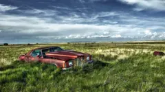 Заброшенный автомобиль в поле