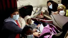 عائشة الخطيب أثناء ولادة سيدة على طائرة