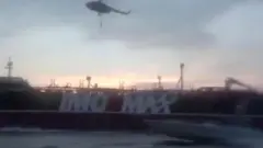 رسانه‌های ایران روز گذشته تصاویری منتشر کردند که ظاهرا لحظه ورود نیروهای ایرانی به نفتکش بریتانیایی است