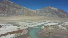 ग्लोबल वॉर्मिंग की वजह से ग्लेशियर तेज़ी से पिघलने का असर लद्दाख में भी दिखने लगा है.