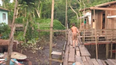 Criança em área pobre em Abaetuba, no Pará