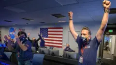 El equipo celebra la llegada a Marte